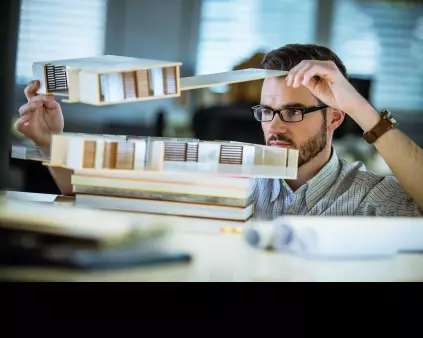 un homme architecte avec une maquette de maison