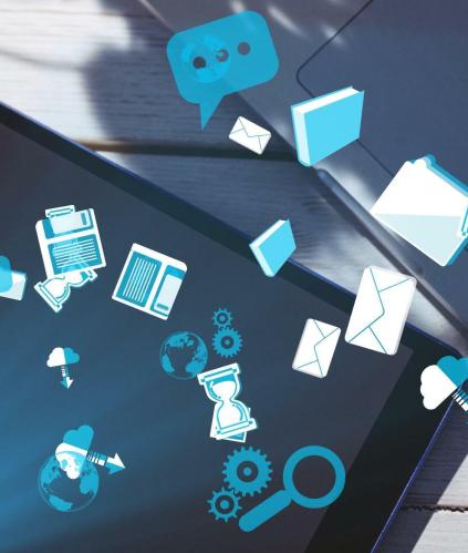 un smartphone avec des icones bleus flottant au dessus