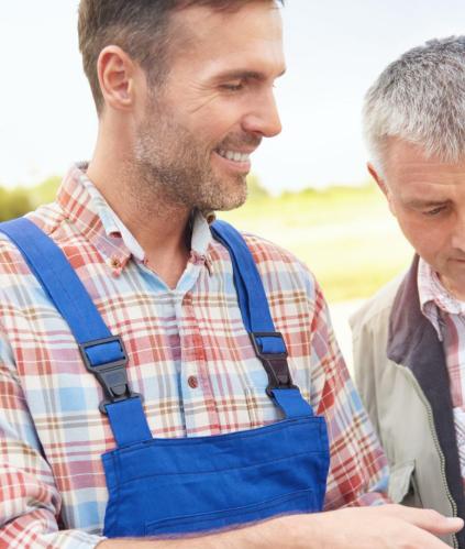 Deux agriculteurs consultant un ordinateur