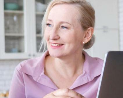 un homme et une femme cheveux gris devant un ordinateur