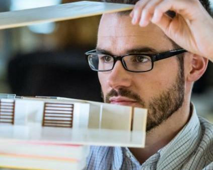 un homme architecte avec une maquette de maison