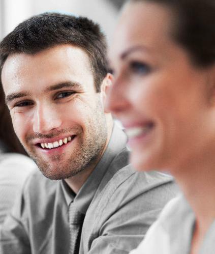 3 personnes de profil et 1 jeune homme de face souriant