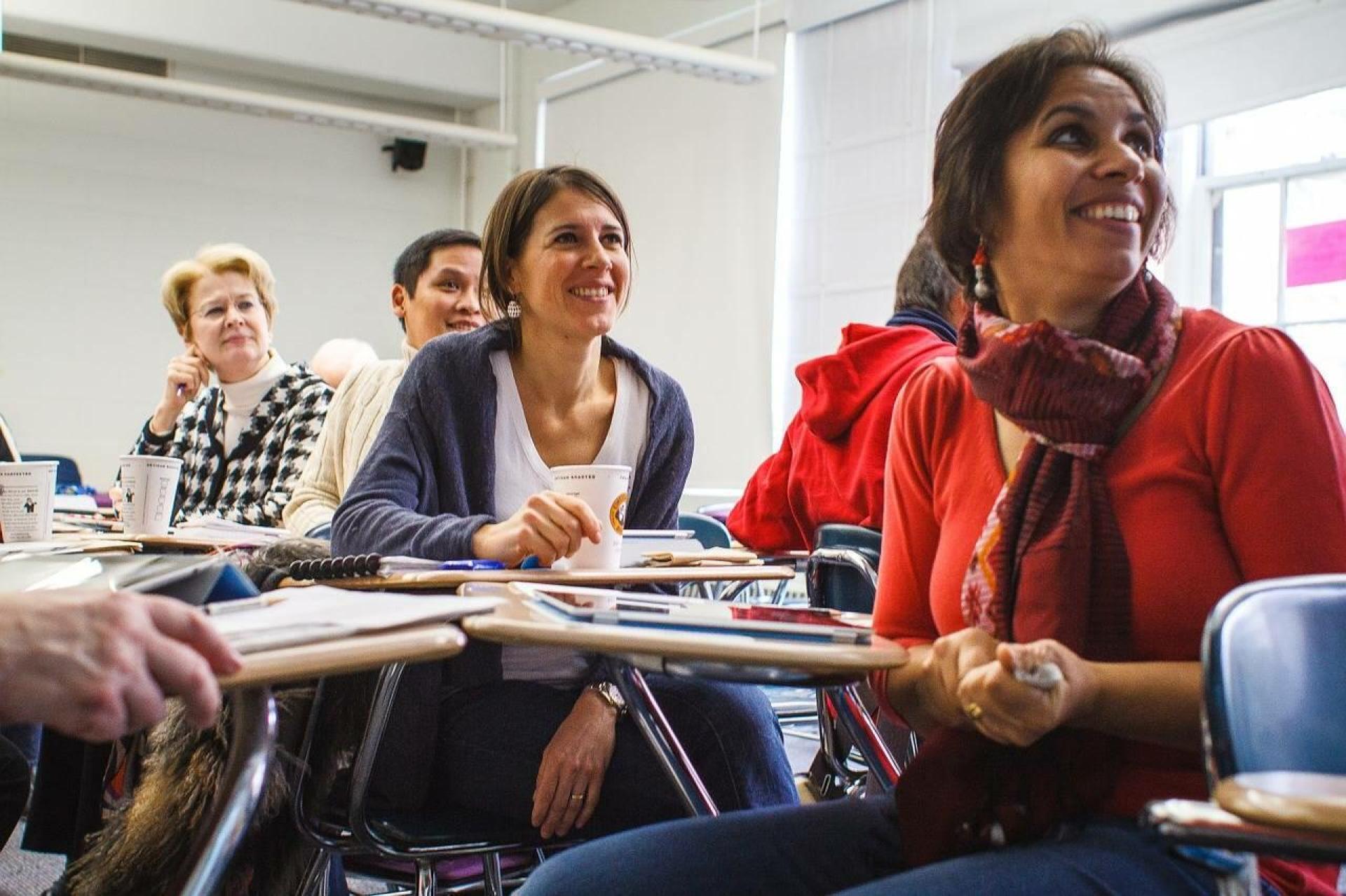 un groupe de femmes souriantes assises dans une salle