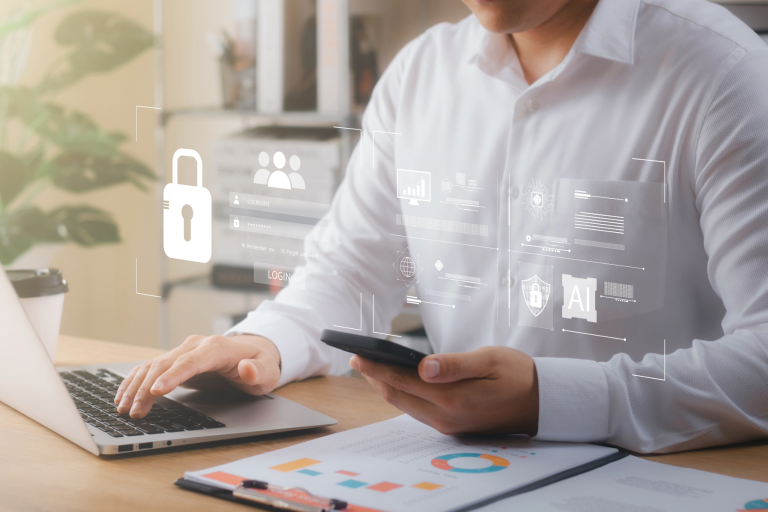 personne avec main droite sur clavier ordinateur et main gauche tenant un smartphone et image de cadenas