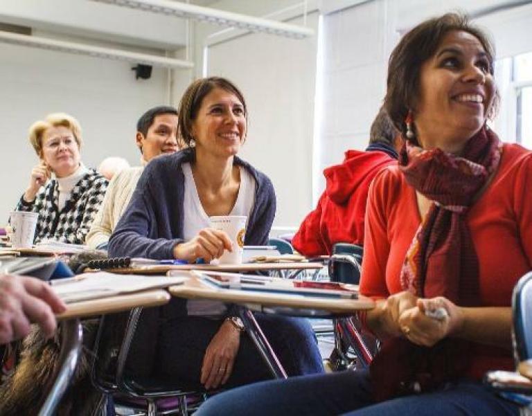 un groupe de femmes souriantes assises dans une salle