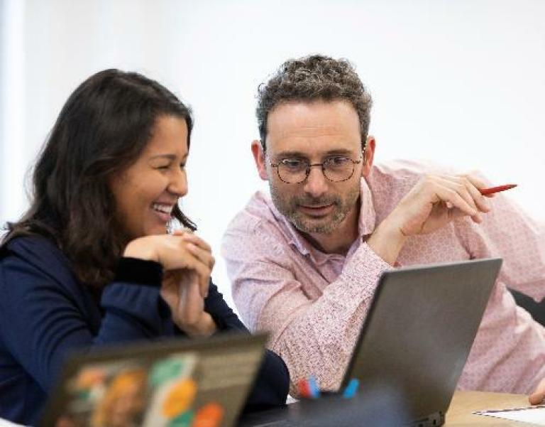 Une femme et un homme consultant un ordinateur