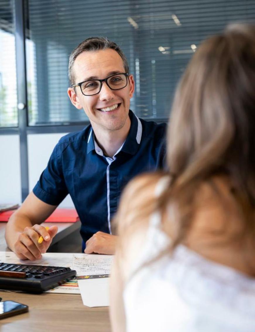 un conseiller et sa cliente