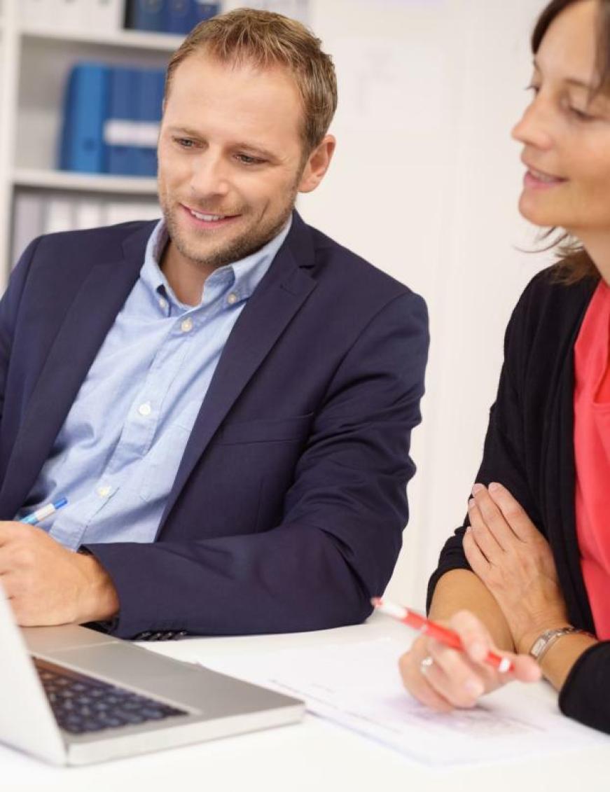 un conseiller et sa cliente
