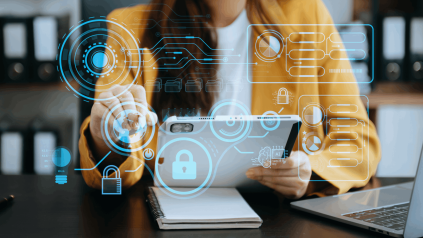 femme tenant une tablette et process virtuel