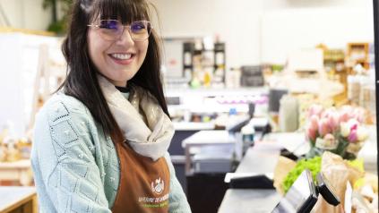 jeune femme à la caisse d'un magasin de producteurs