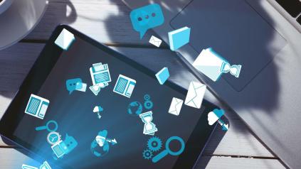 un smartphone avec des icones bleus flottant au dessus