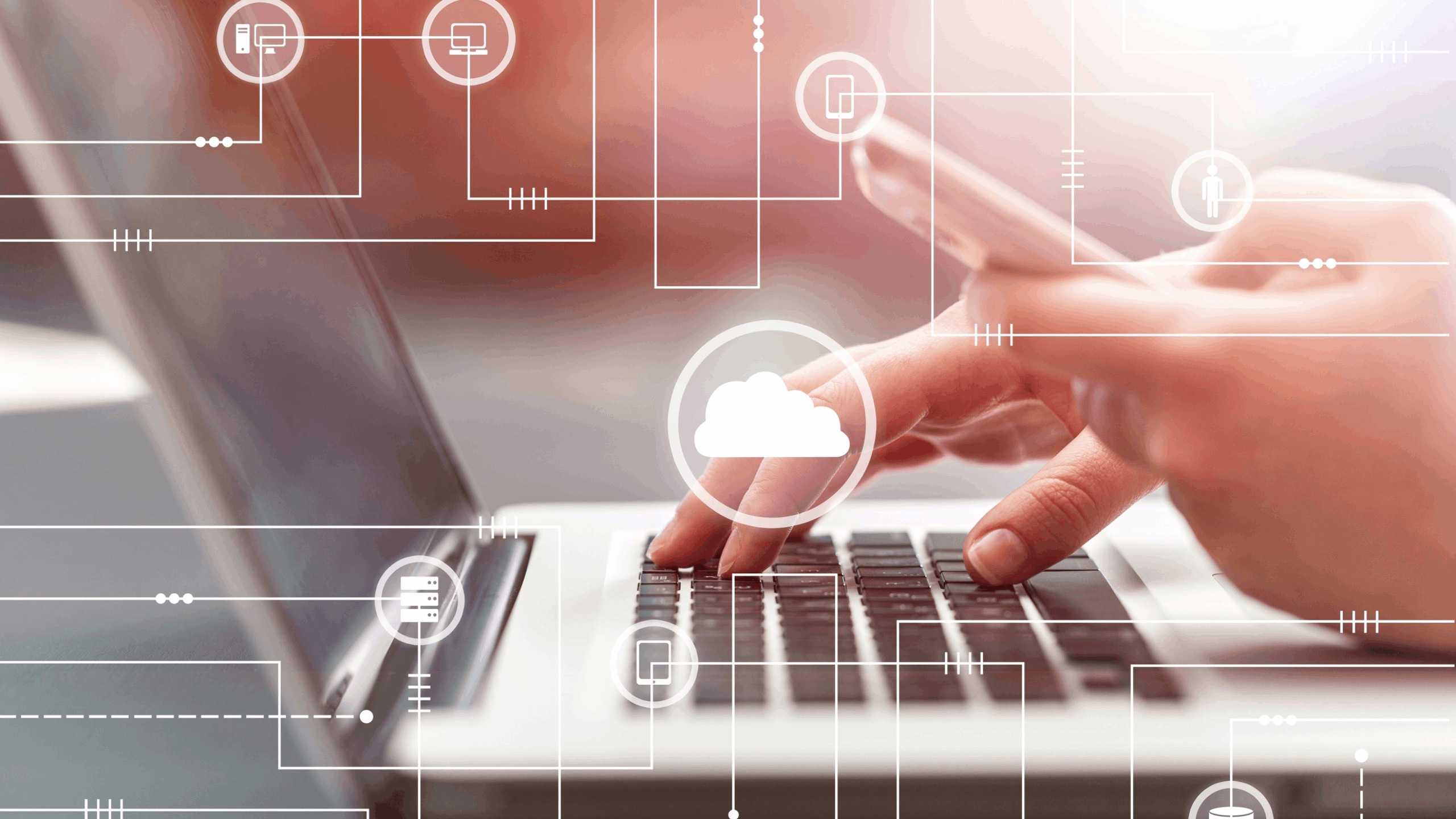 ordinateur et main tenant un smartphone nuage cloud