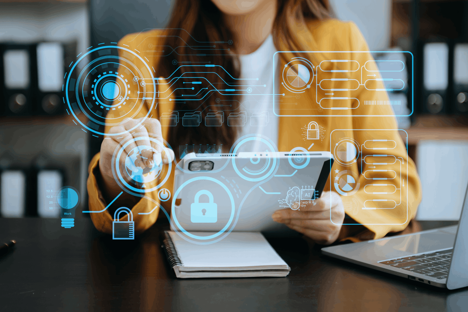 femme tenant une tablette et process virtuel